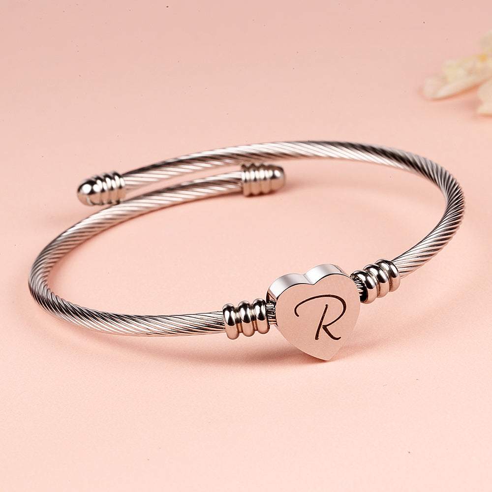Pulseira de aço trançado com inicial em forma de coração 