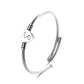 Pulseira de aço trançado com inicial em forma de coração 