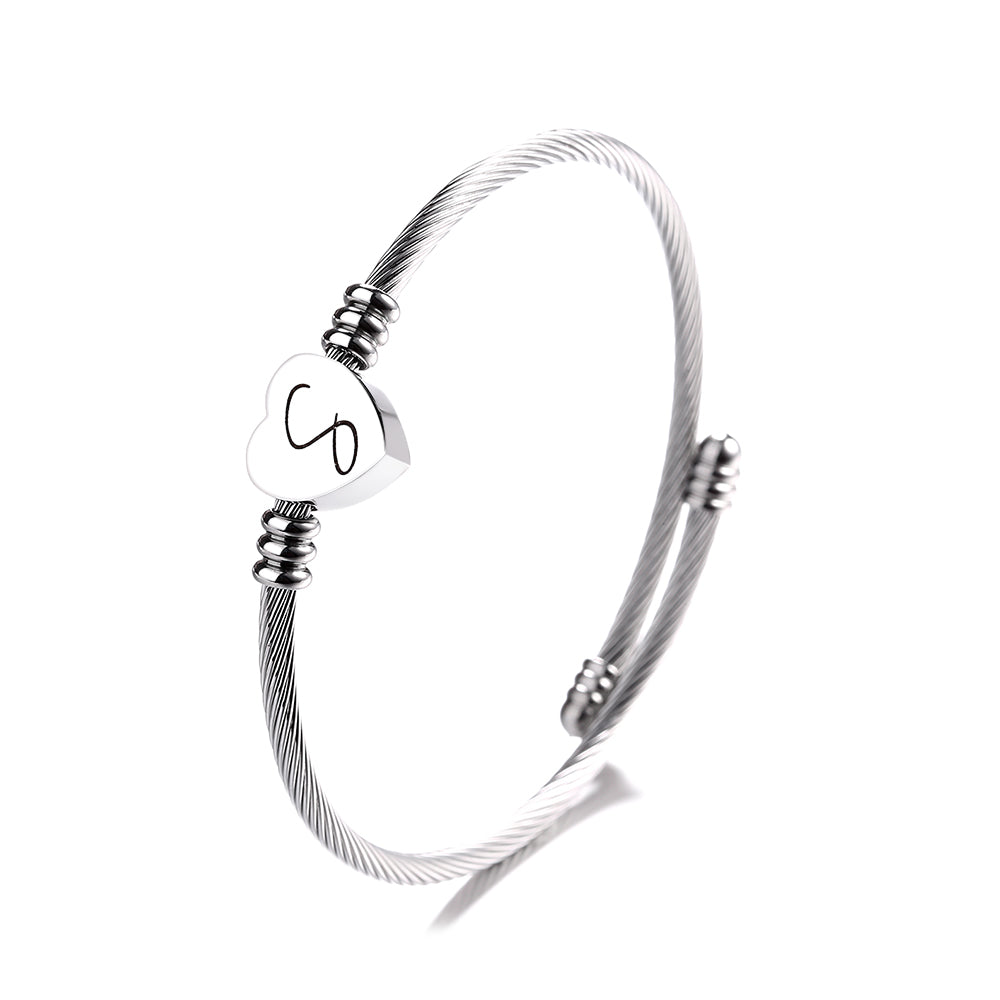 Pulseira de aço trançado com inicial em forma de coração 