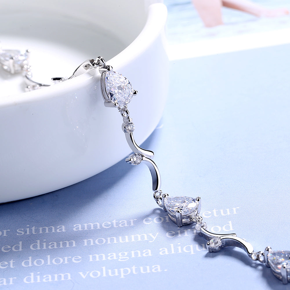 Pulseira ajustável em forma de lágrima com cristais Swarovski em prata esterlina