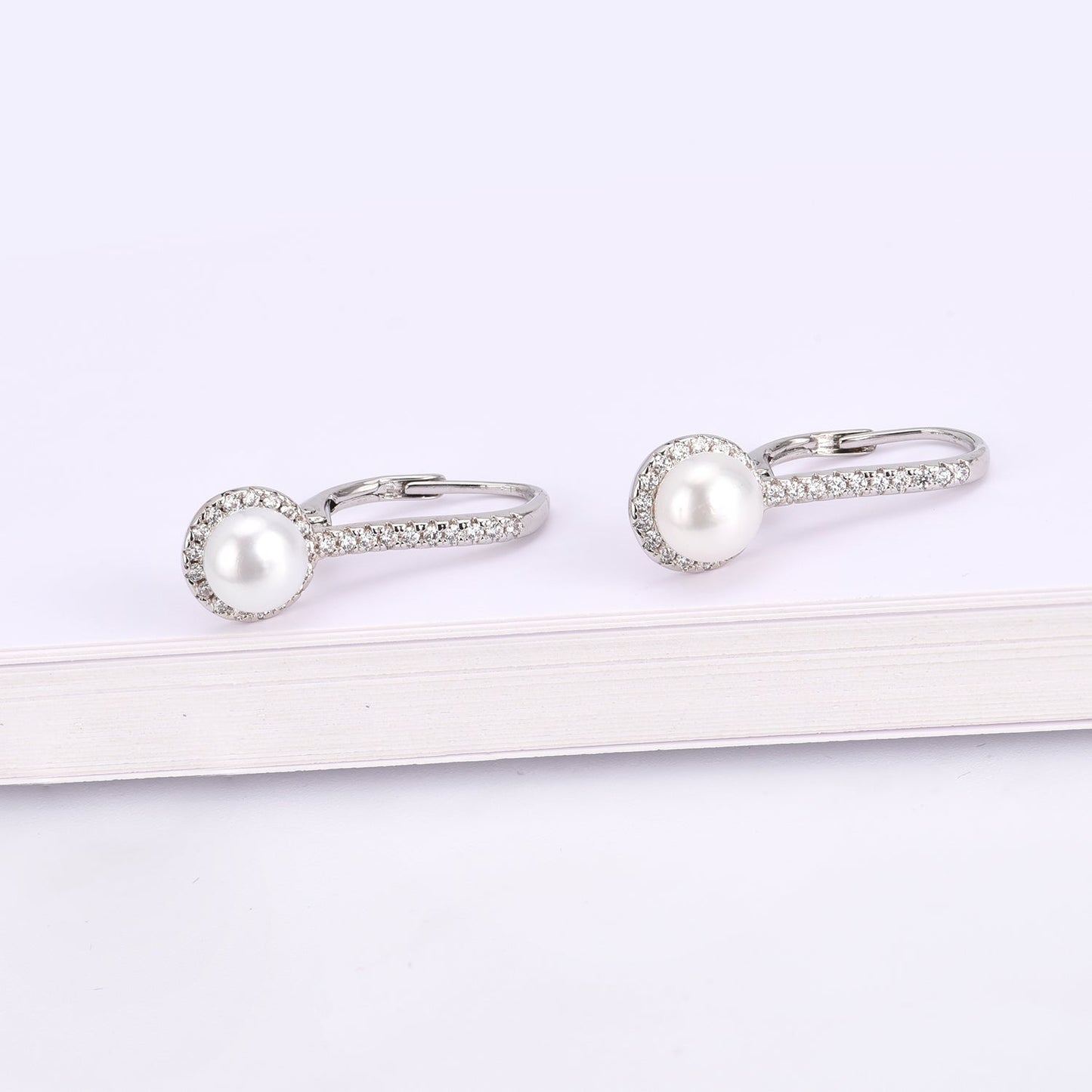 Brincos de pérola cultivada Halo com alavanca em ouro branco 18K