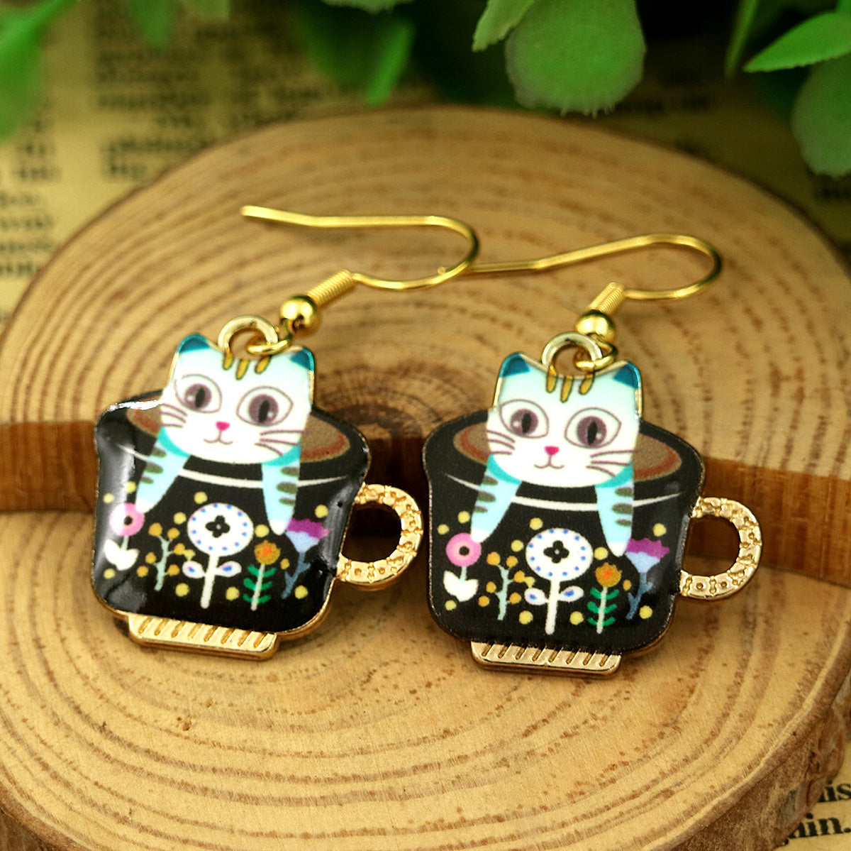 Brincos de gancho em forma de gatinho em uma caneca de ouro 14K