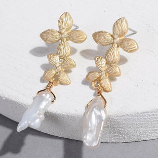 Brinco pendente de flor em ouro 14K com pérola sintética