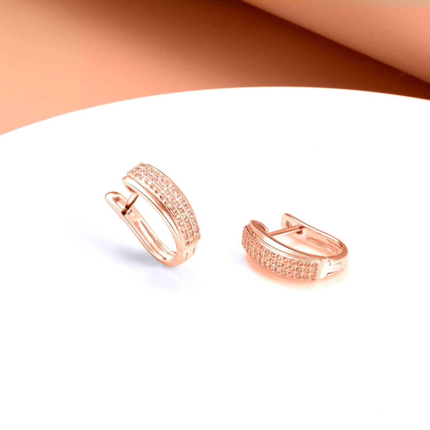 Brincos Huggie de Cristal em Ouro Branco 18k