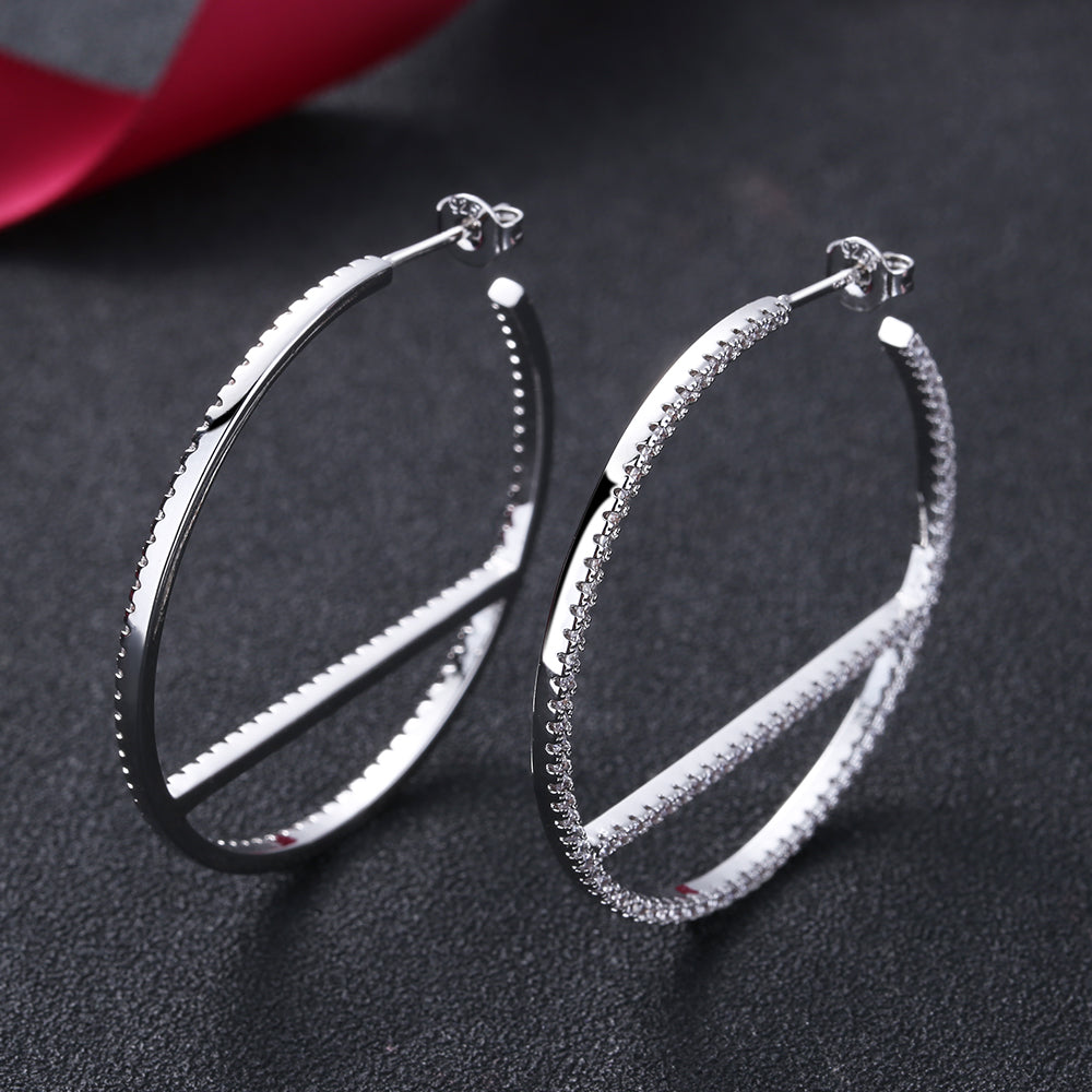 Brincos de argola J em ouro 14k e prata esterlina com cristais Swarovski