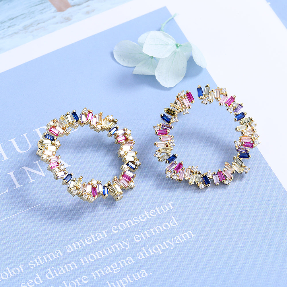 Brinco de argola em forma de J multicolorido de prata esterlina com cristais