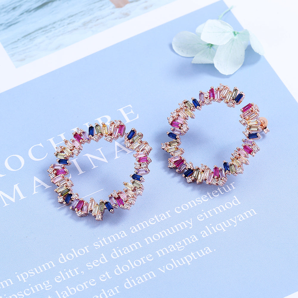 Brinco de argola em forma de J multicolorido de prata esterlina com cristais