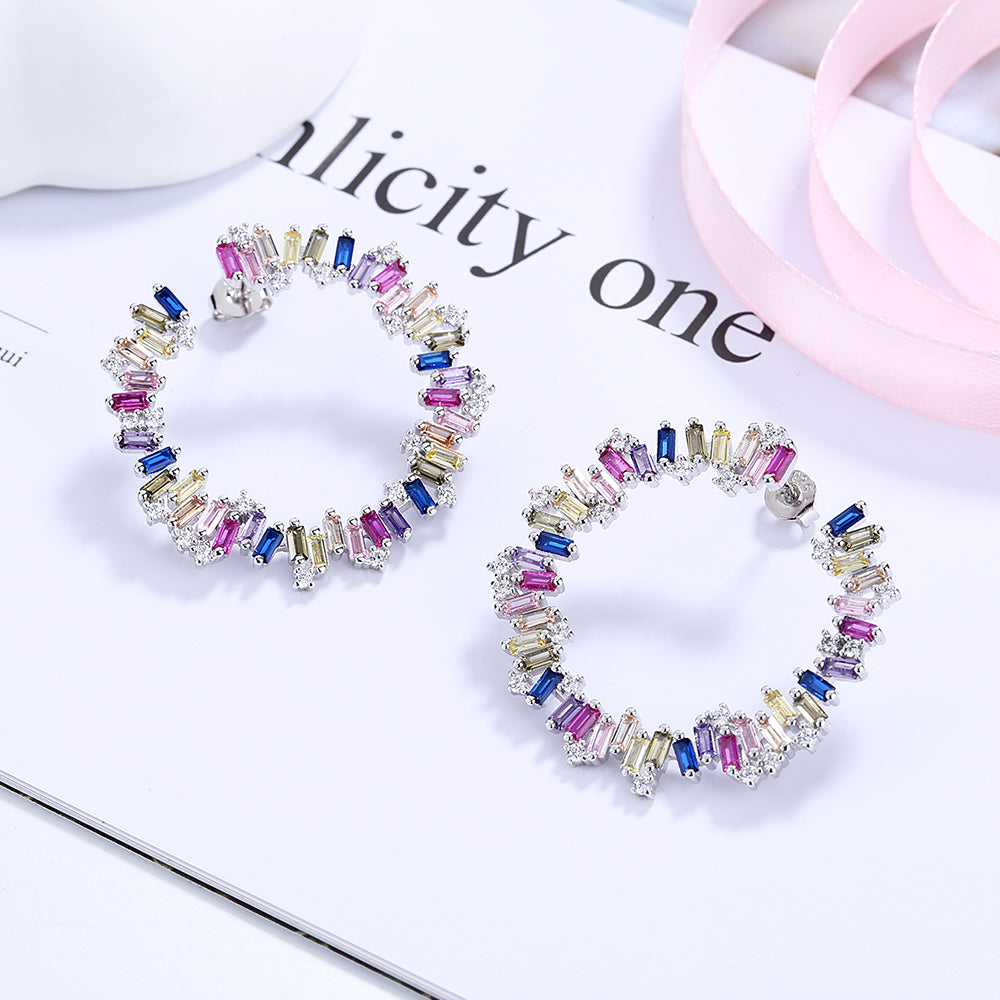 Brinco de argola em forma de J multicolorido de prata esterlina com cristais