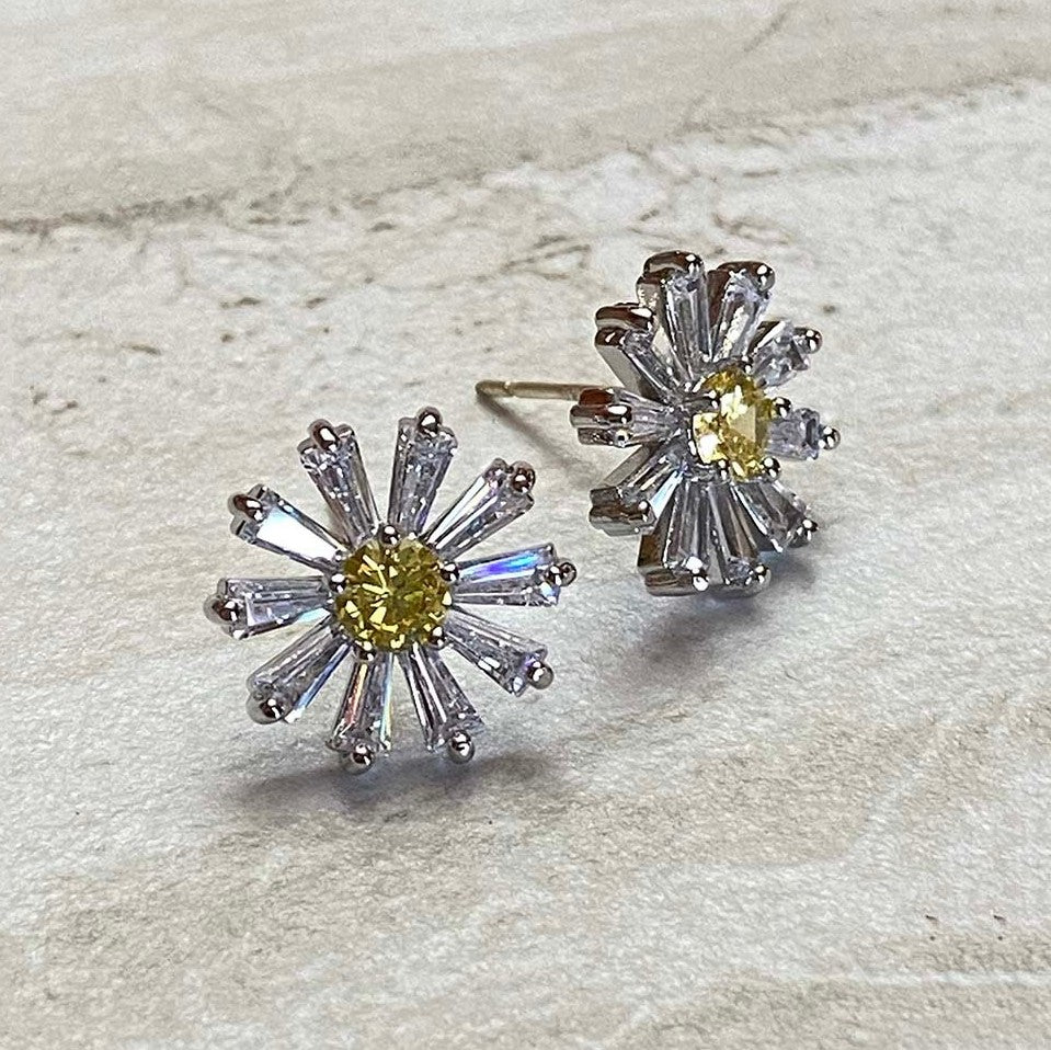 Brincos de citrino em ouro branco 18K com margaridas
