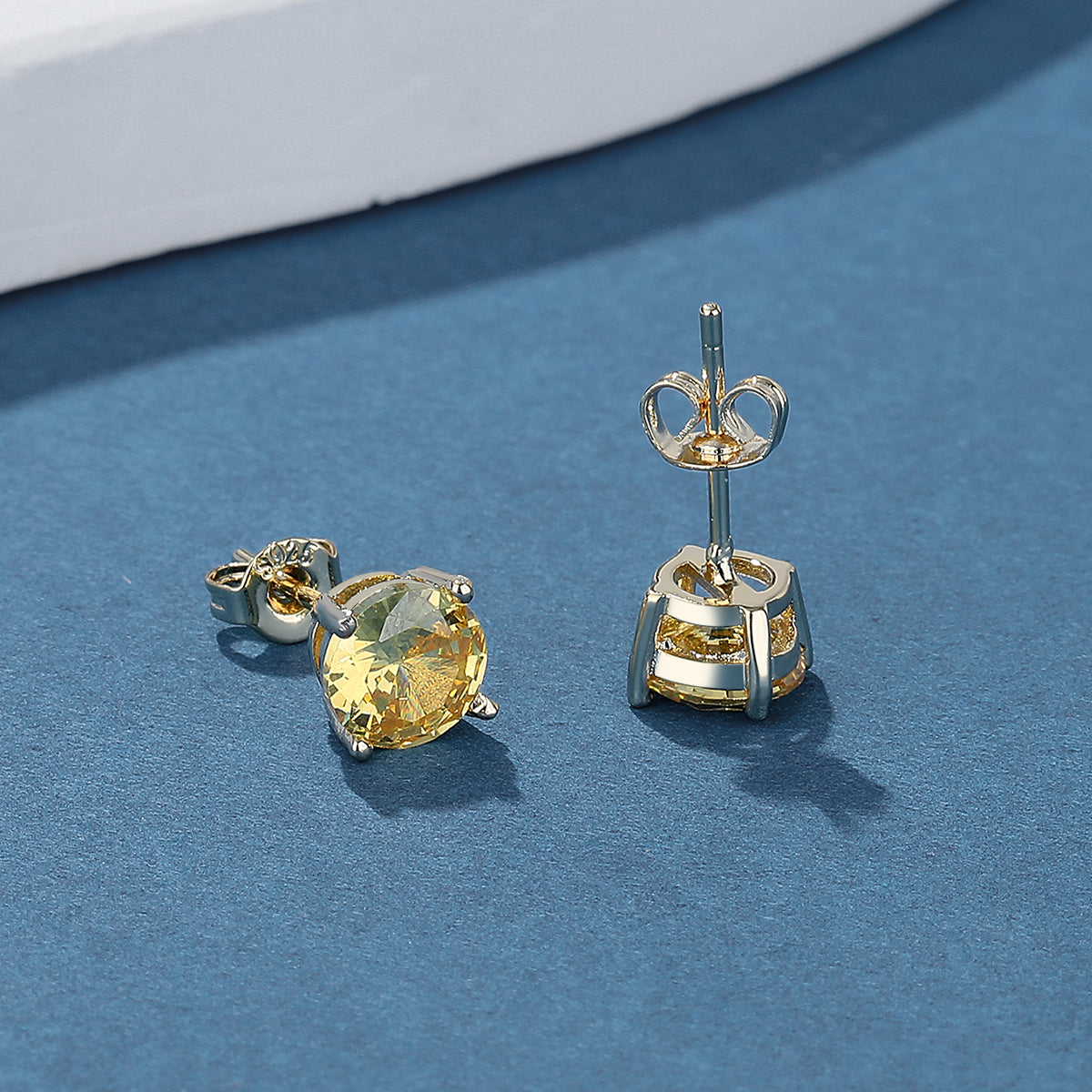 Brincos de ouro 14K e prata esterlina com safira. Opções de esmeralda e citrino.