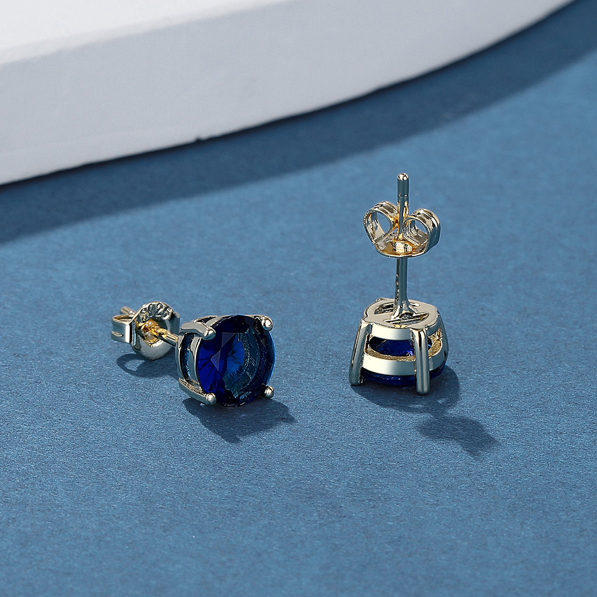 Brincos de ouro 14K e prata esterlina com safira. Opções de esmeralda e citrino.