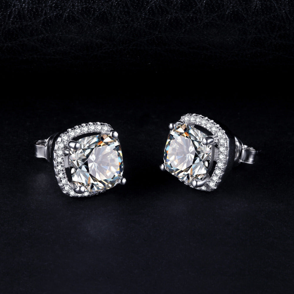 Brincos de pino com halo de diamante simulado em ouro 14K sobre prata esterlina