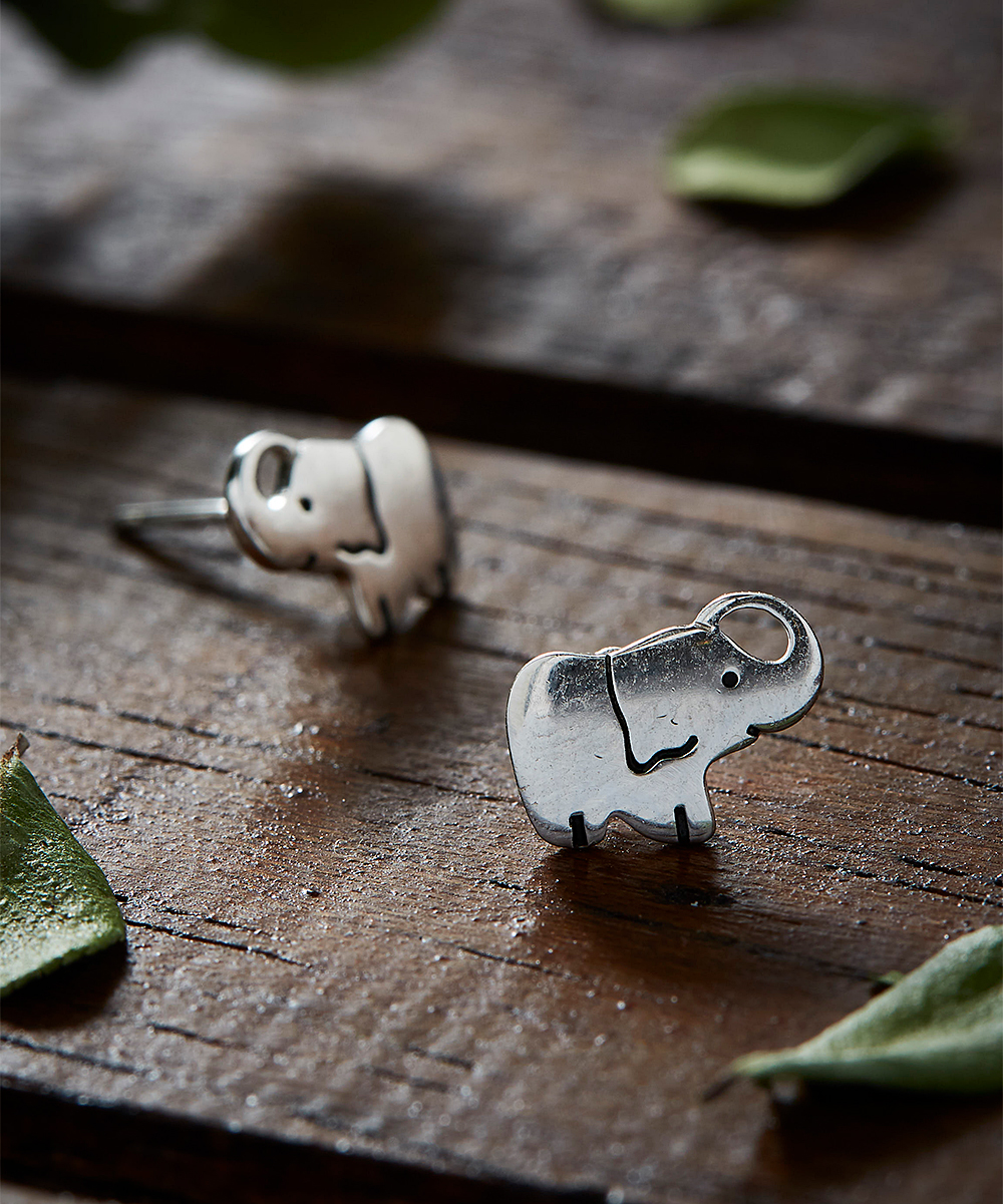 Brincos minimalistas de elefante em prata esterlina