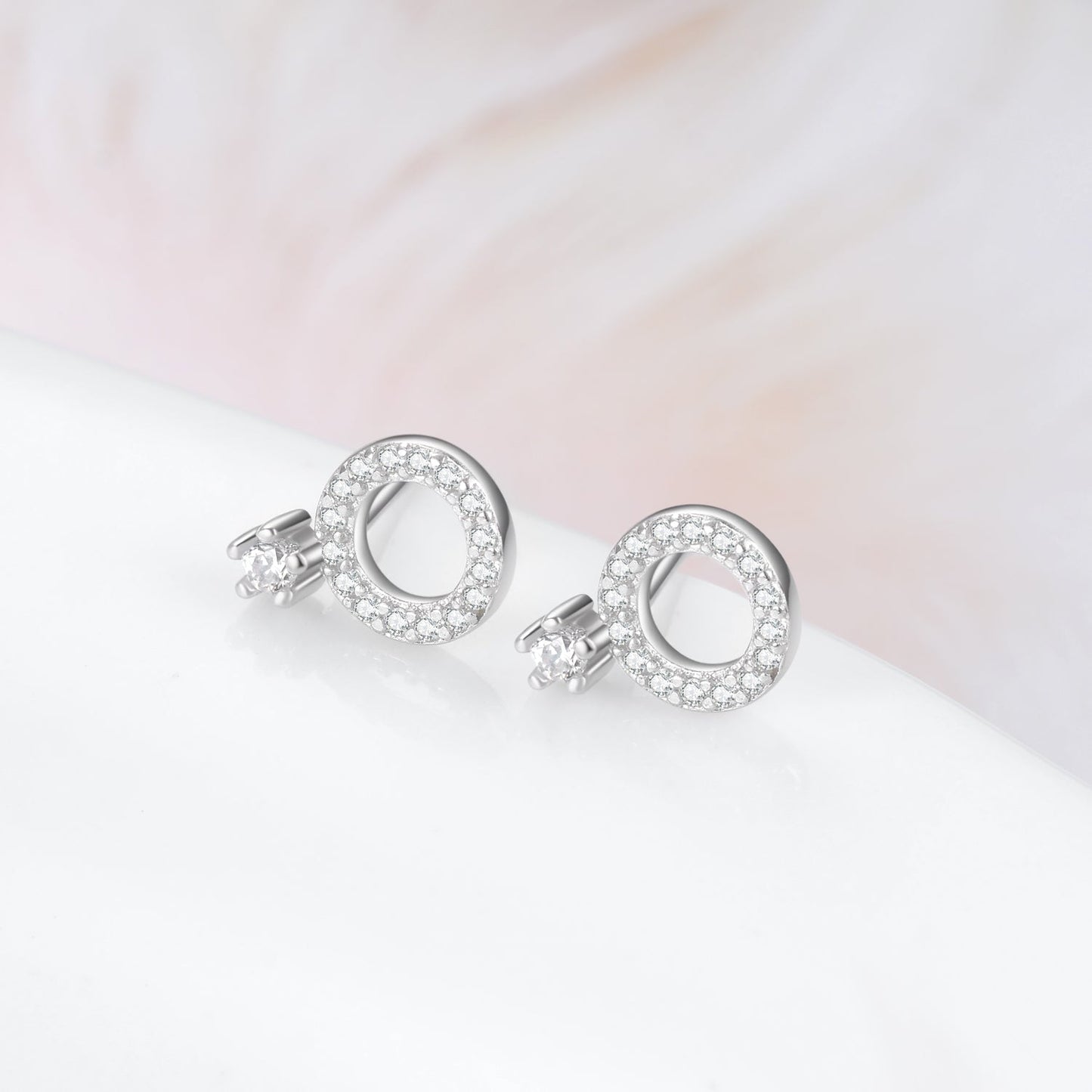 Brinco de prata esterlina com pingente circular e cristais