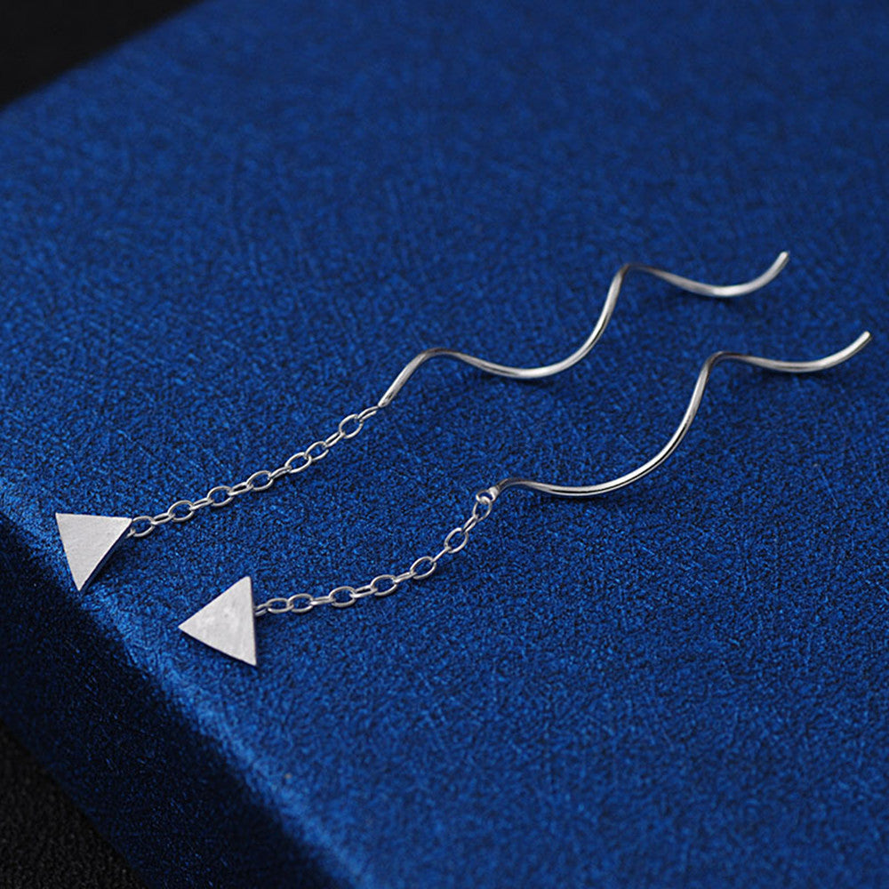 Brinco triangular de prata esterlina com espiral pull-through