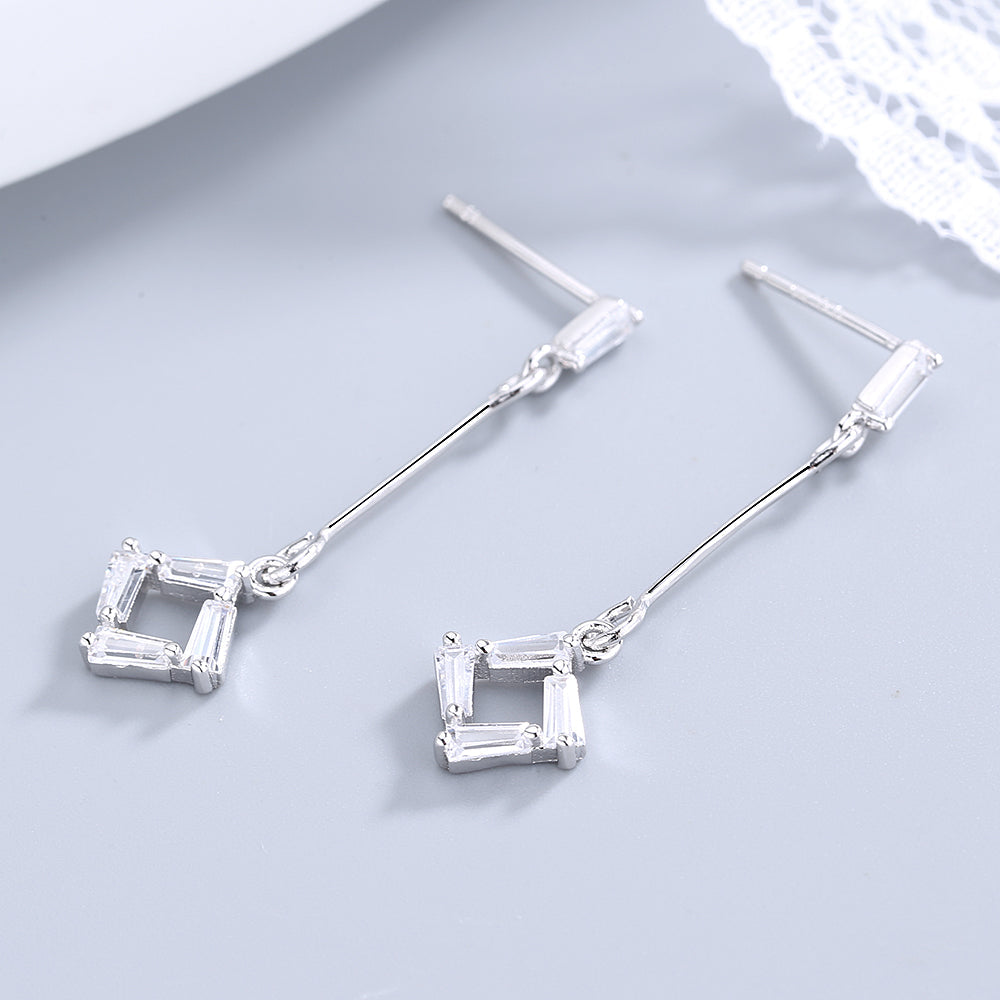 Brincos de prata esterlina com pingente de baguete e cristal Swarovski