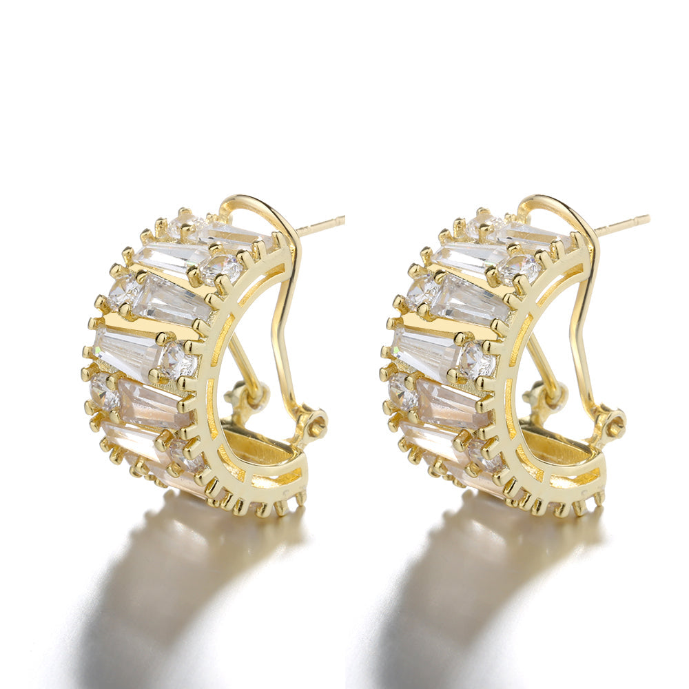 Brincos Huggie redondos e esmeralda banhados a ouro 14K com cristais genuínos