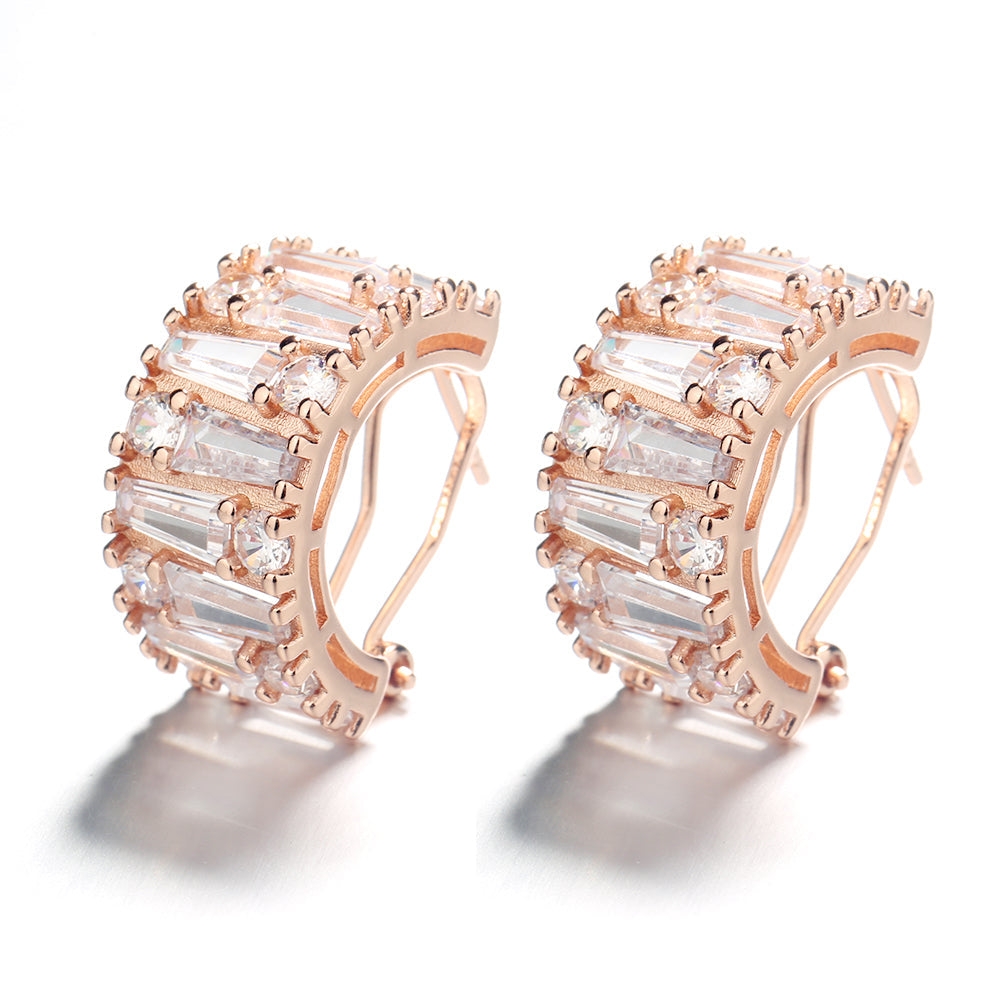 Brincos Huggie redondos e esmeralda banhados a ouro 14K com cristais genuínos