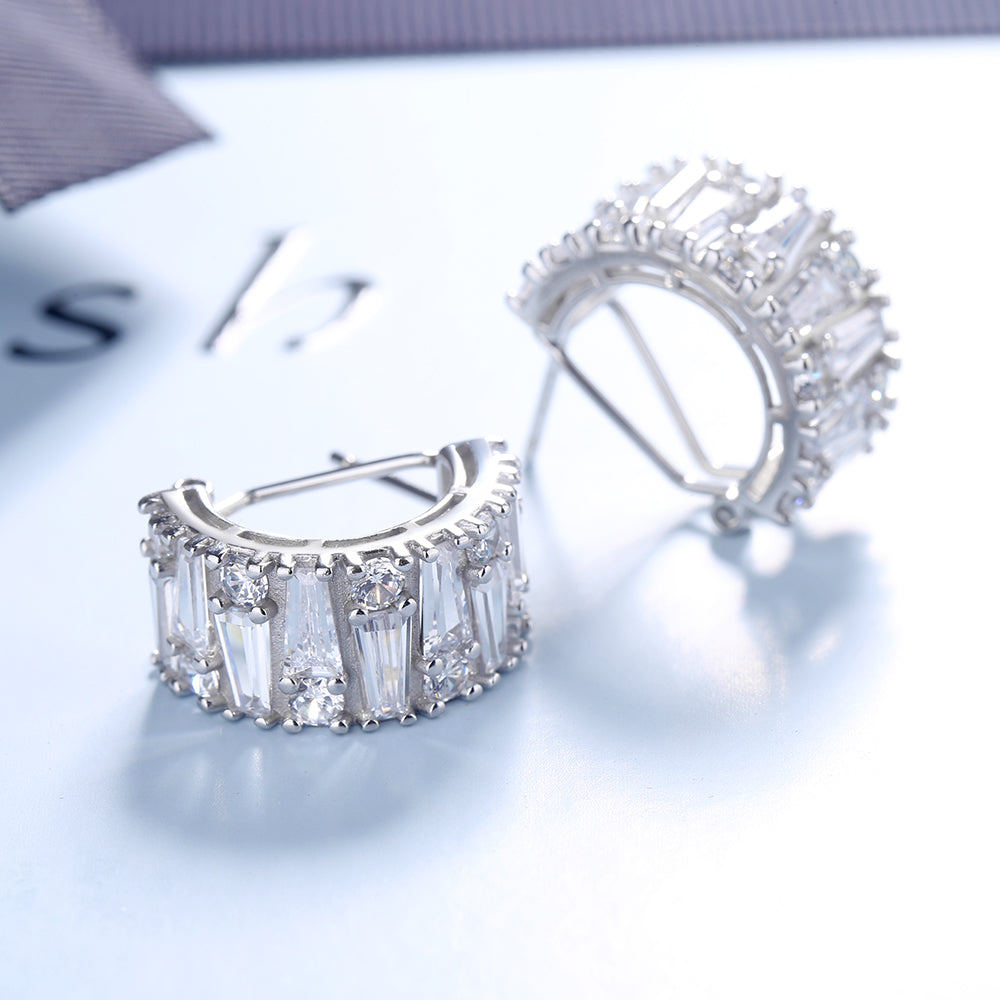 Brincos Huggie redondos e esmeralda banhados a ouro 14K com cristais genuínos