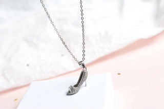 Colar com pingente de cristal stiletto em ouro 18k e prata esterlina