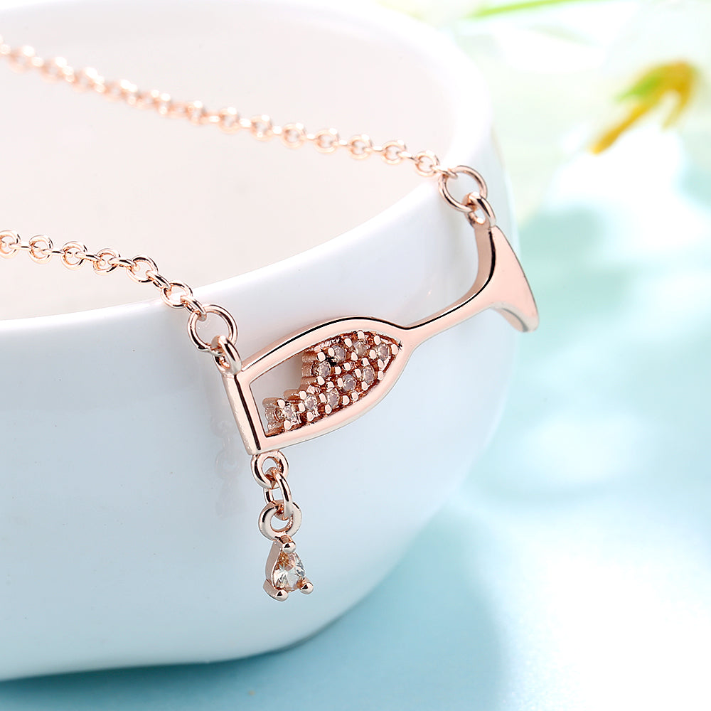 Colar com pingente de zircônia cúbica e taça de champanhe em prata esterlina