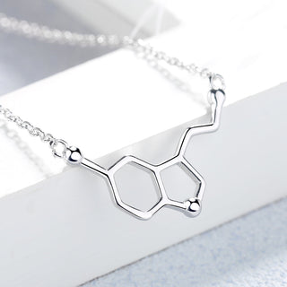 Colar com pingente de serotonina em prata esterlina 