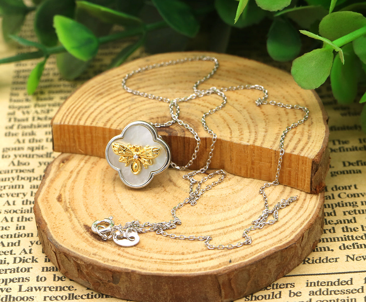 Colar de abelha em prata esterlina e madrepérola