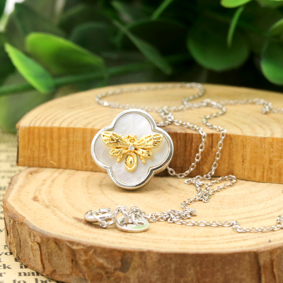 Colar de abelha em prata esterlina e madrepérola