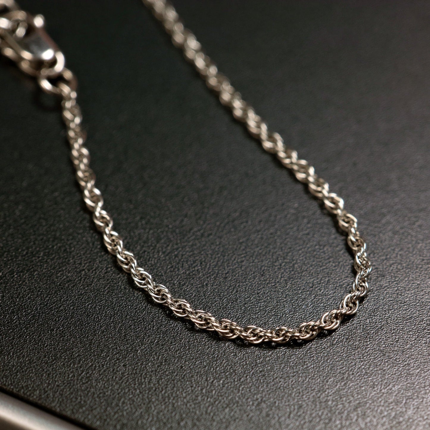 Colar de corrente ondulada em ouro branco 14K