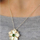 Colar com pingente de flor de peônia e jade em ouro 14K e prata esterlina