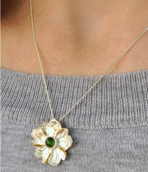 Colar com pingente de flor de peônia e jade em ouro 14K e prata esterlina