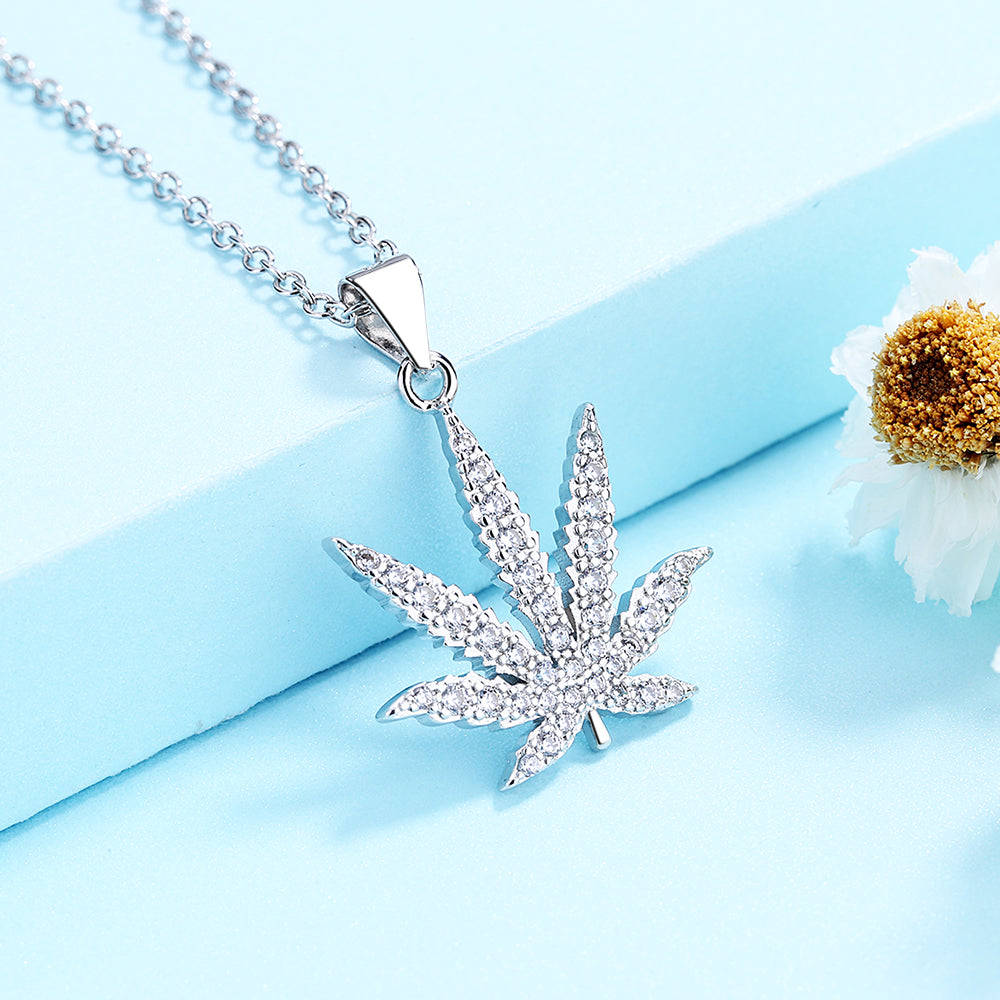 Colar de folha de cânhamo em ouro branco 18K com cristais