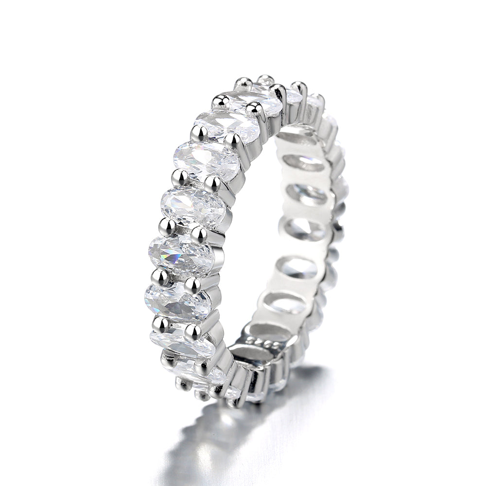 Anel da eternidade banhado a ouro branco 14 KT com corte oval e cristais Swarovski