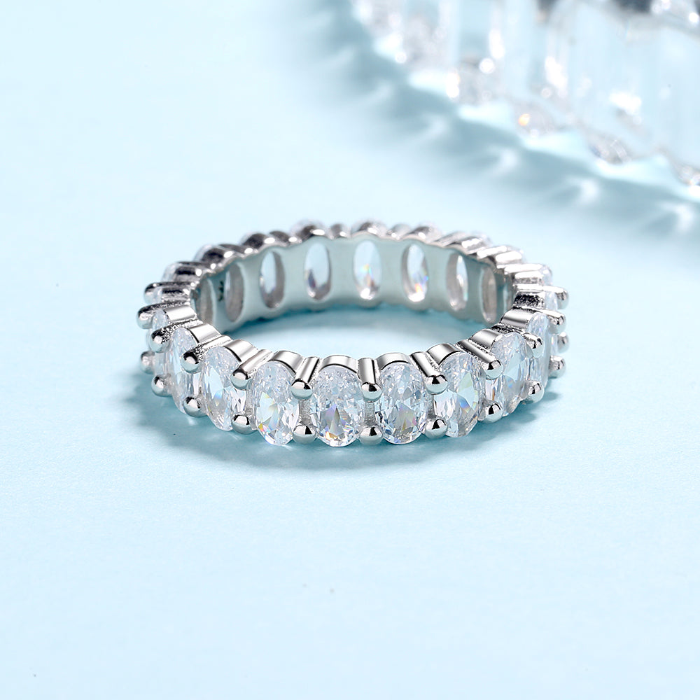 Anel da eternidade banhado a ouro branco 14 KT com corte oval e cristais Swarovski