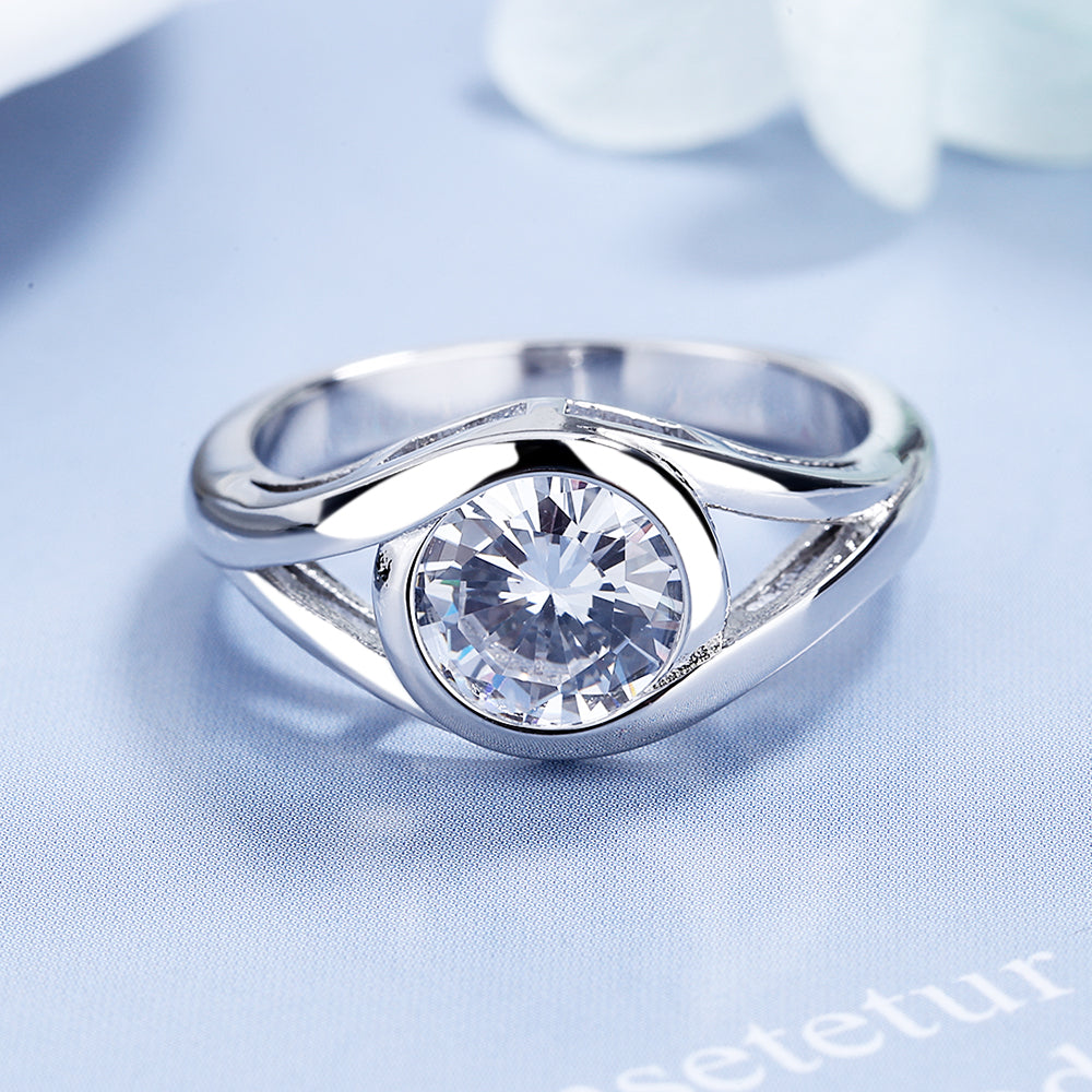 Anel de noivado com moldura de prata esterlina e cristais da Swarovski