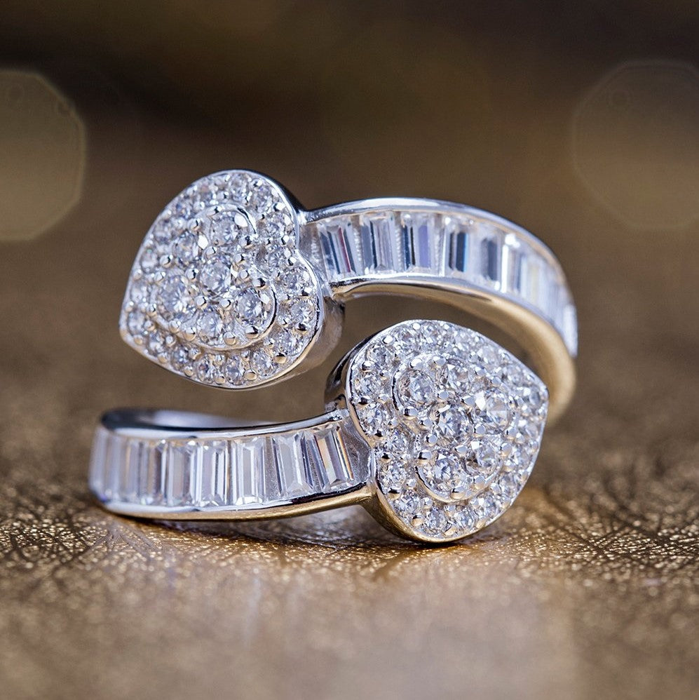 Anel de ouro branco 18K com dois corações e cristais Swarovski