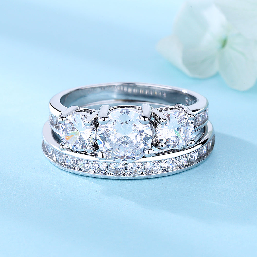 Conjunto de anéis de ouro branco 18K com duas fileiras de canais