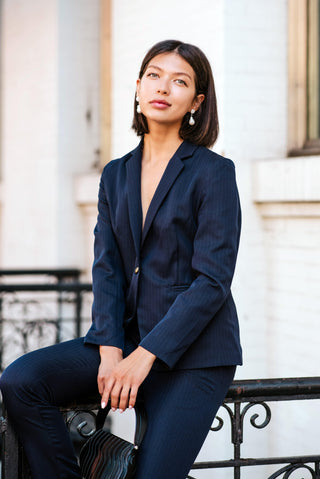 Blazer azul marinho com lapelas de pico e abotoamento simples – Jaqueta sob medida feminina