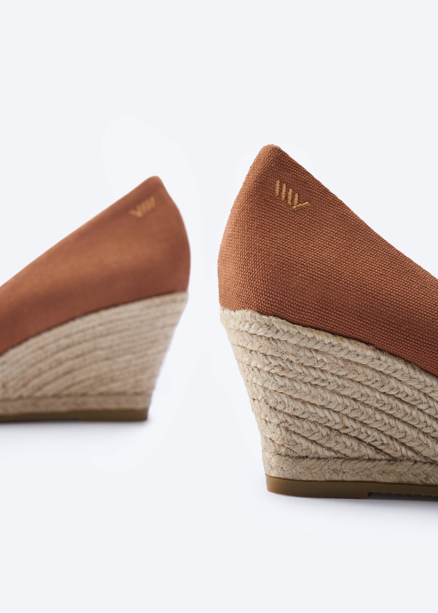 Espadrilles plataforma com corte em U em lona com rosas