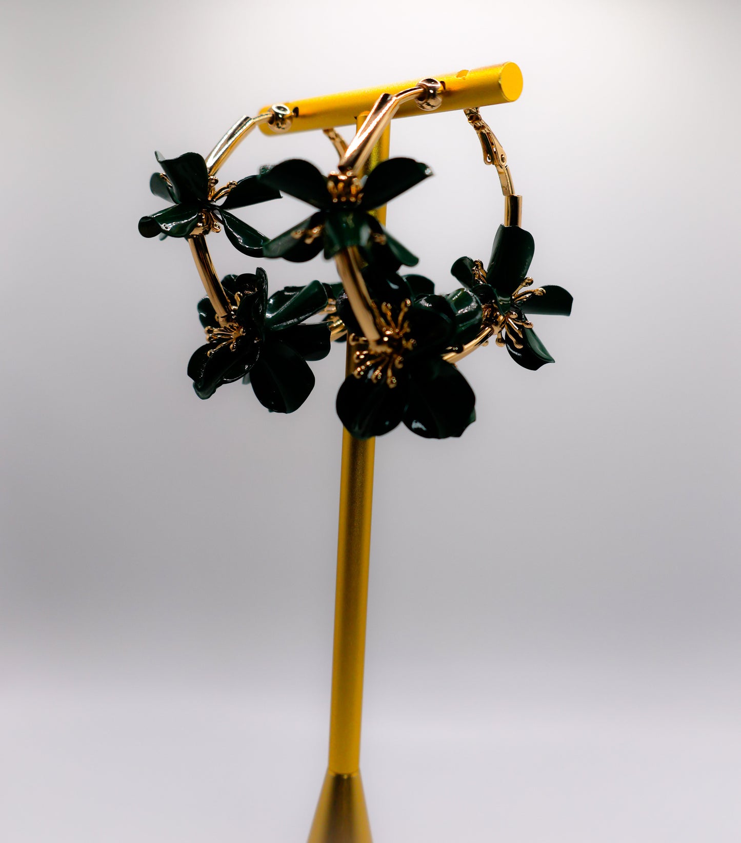 Floral Luxe Hoops – Brincos de argola com flores douradas