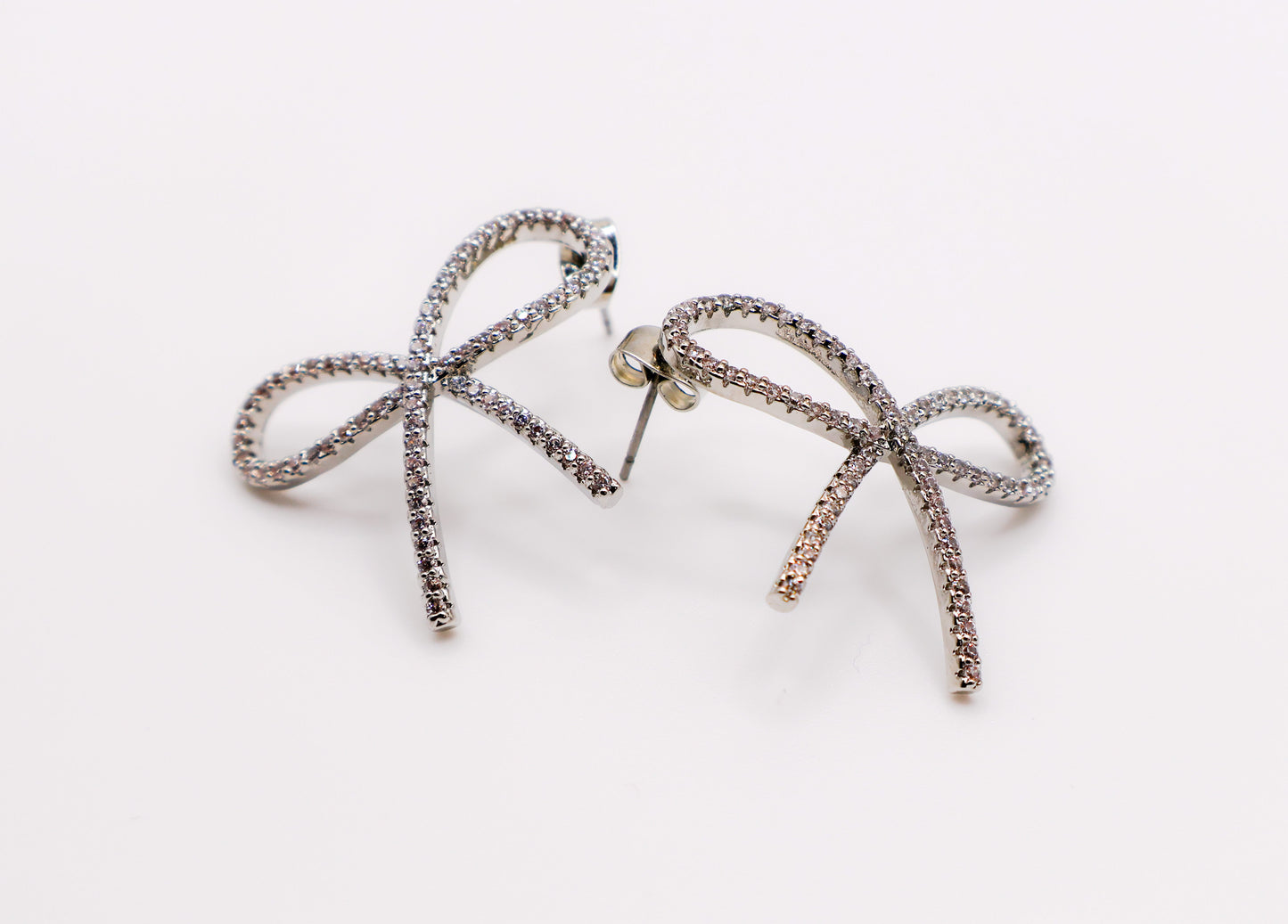 Brincos glamourosos com gravata borboleta chique – Joias com tachas douradas