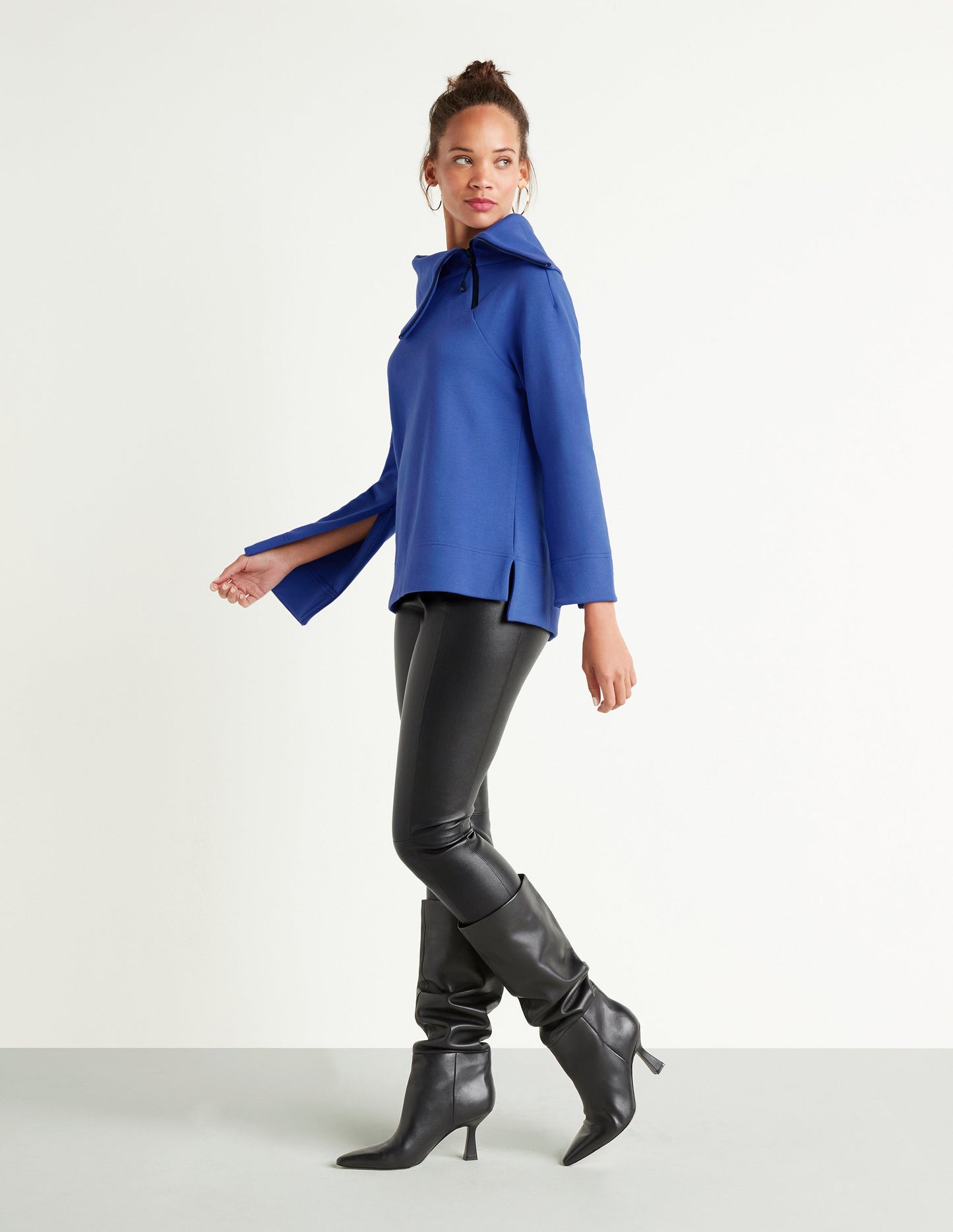 Blusa com zíper e gola funil