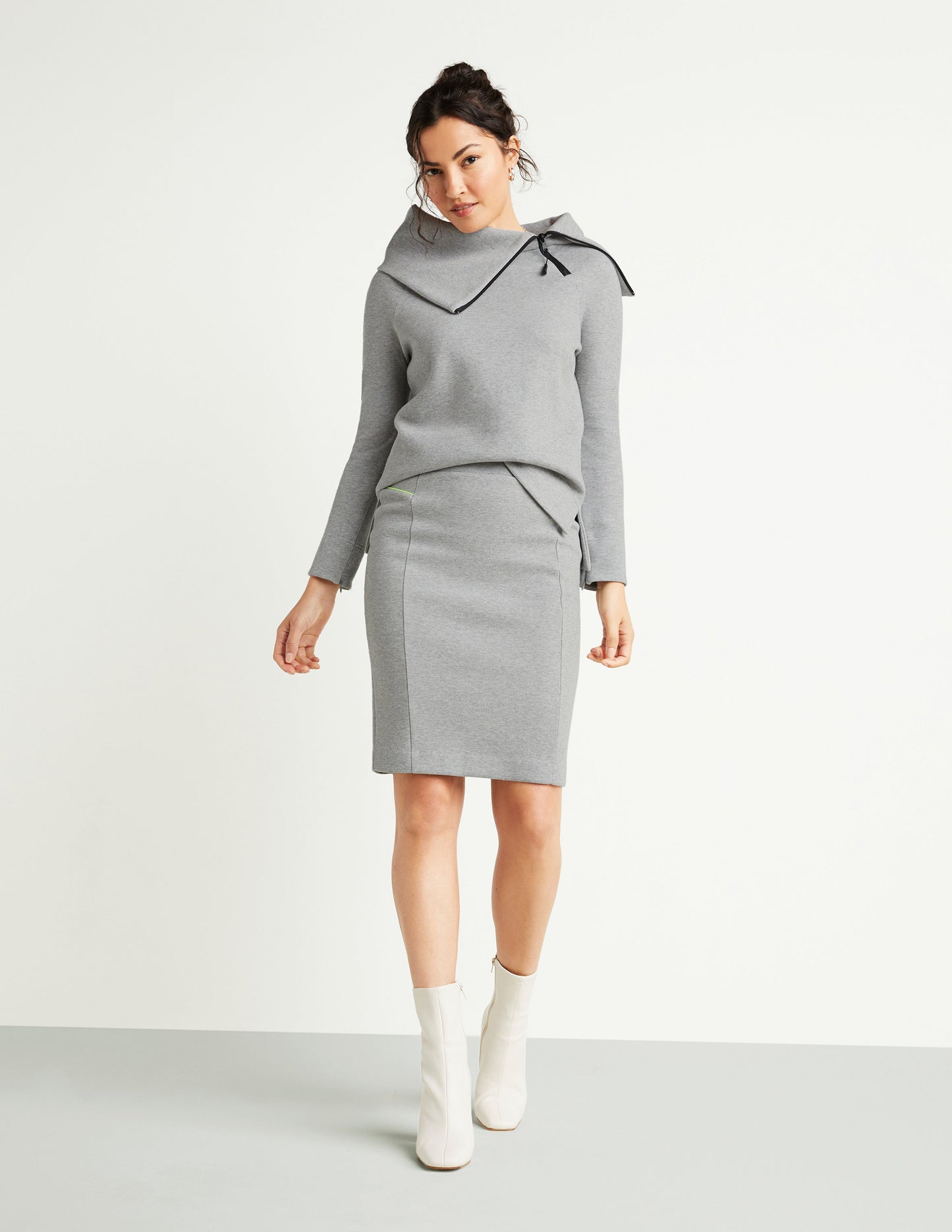 Blusa com zíper e gola funil