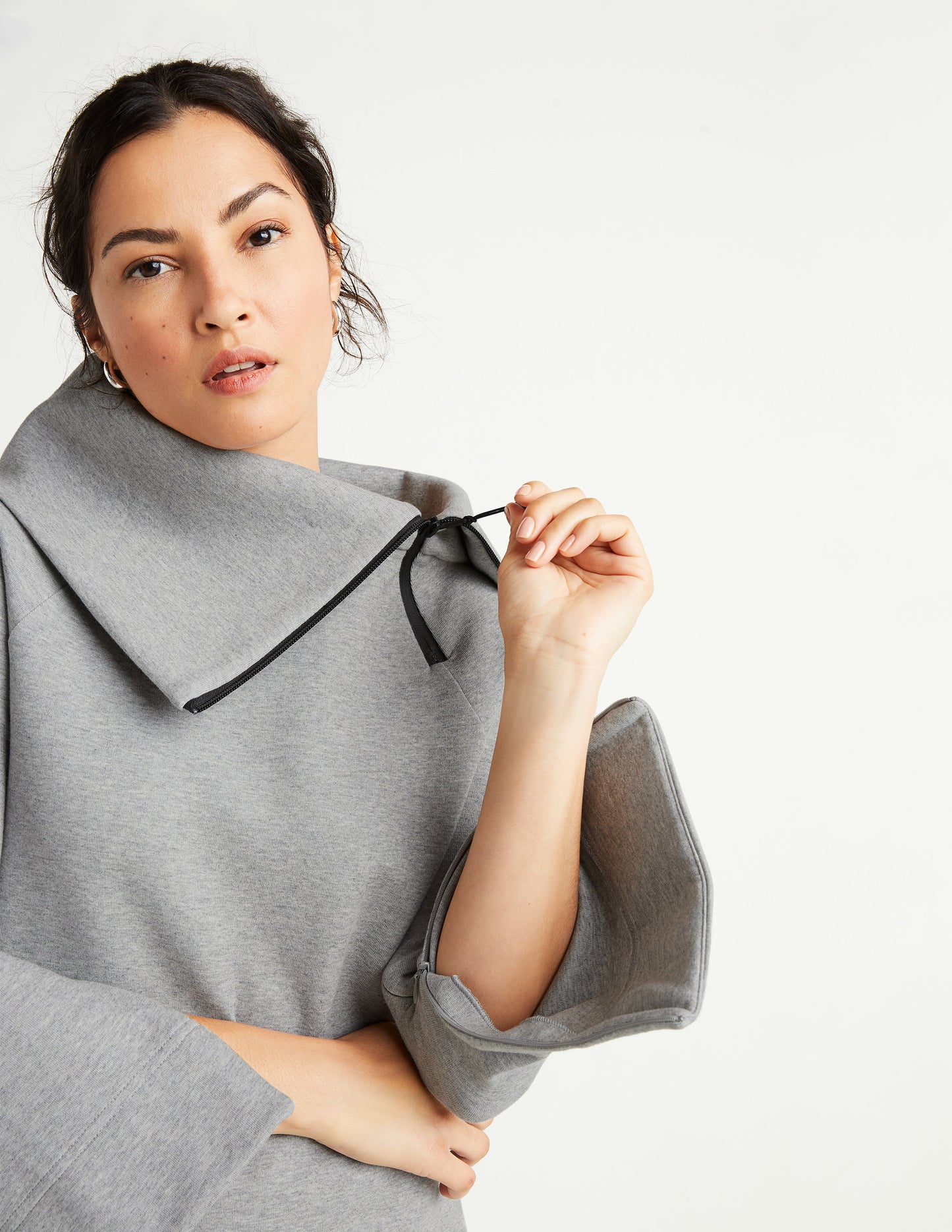 Blusa com zíper e gola funil