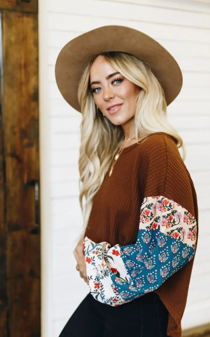 Blusa térmica leve de manga comprida com estampa floral Frankie &amp; Pop para mulheres, tamanho médio, azul