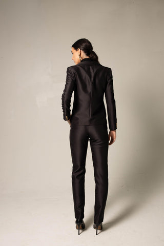 Blazer preto feminino – terno elegante sob medida para escritório