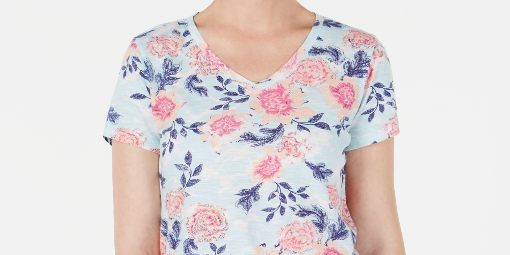Camiseta feminina estampada com decote em V, tamanho pequeno, branca, estilo &amp; co