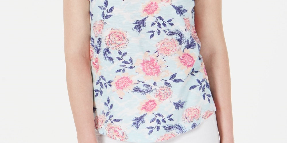 Camiseta feminina estampada com decote em V, tamanho pequeno, branca, estilo &amp; co