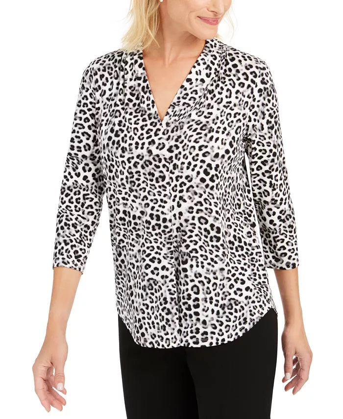 Charter Club Blusa feminina com estampa animal e decote em V, plissada, branca, tamanho grande
