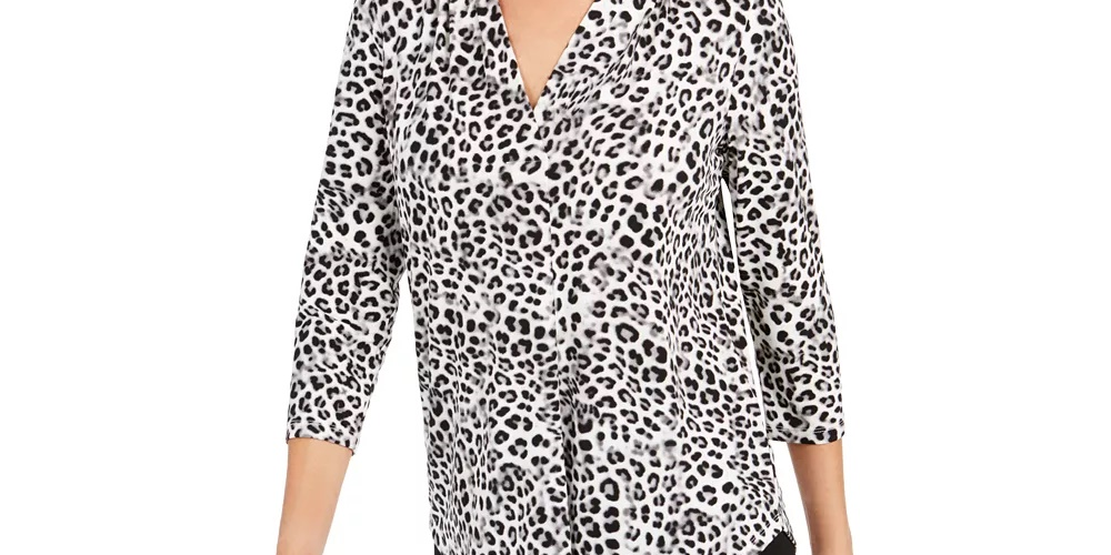 Charter Club Blusa feminina com estampa animal e decote em V, plissada, branca, tamanho grande